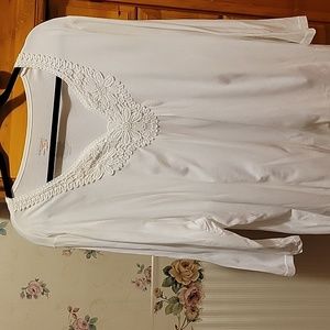 3/4 sleeve top w/ floral detail